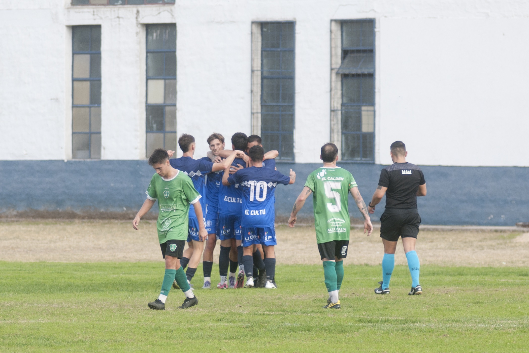 Los jugadores de Argentino festejando su gol ante Alta Italia.