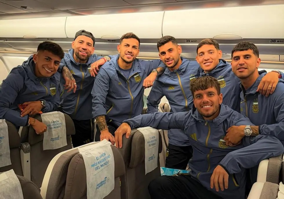 Algunos de los futbolistas de la Selección, en pleno vuelo hacia Estados Unidos.