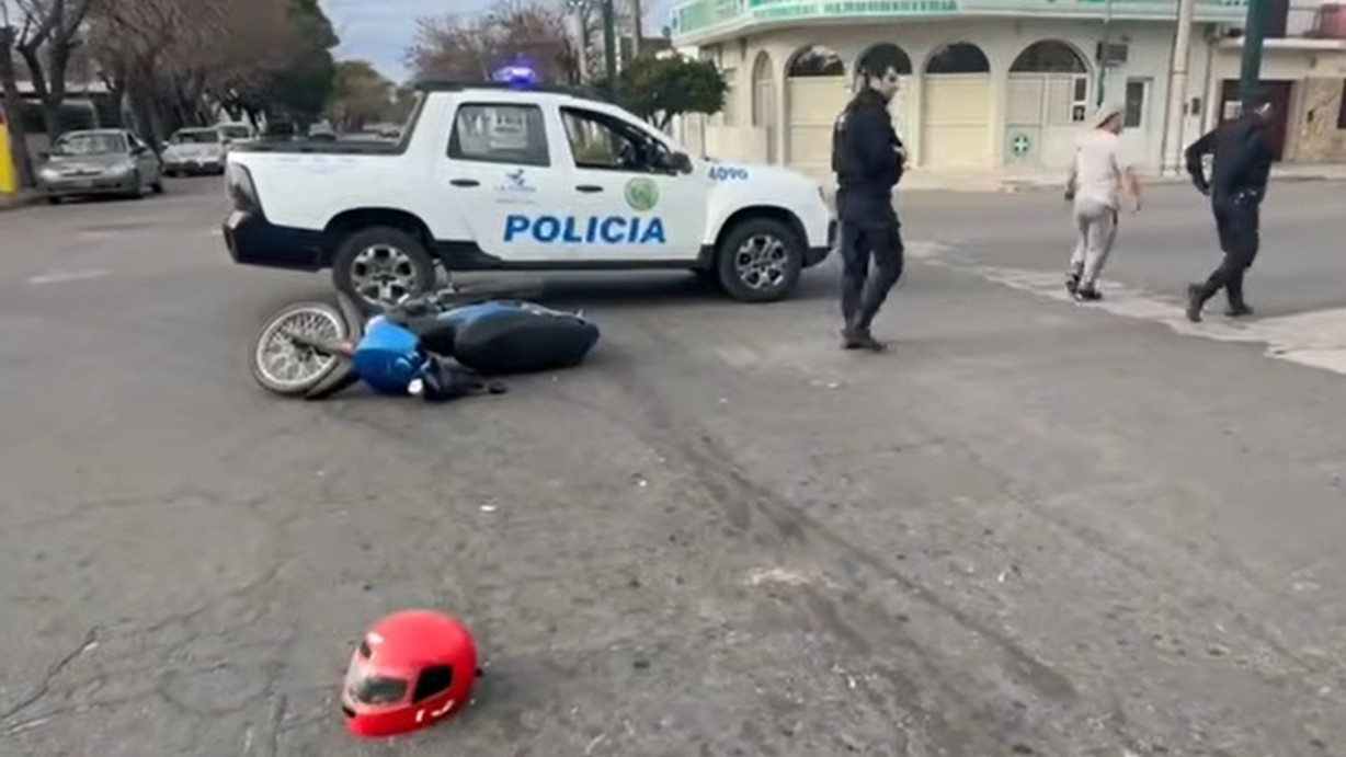 La motocicleta, tendida en el asfalto.