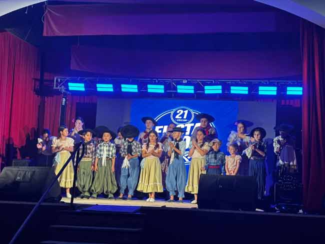 La Academia de Danzas “Celeste y Blanco” abrió los espectáculos.
