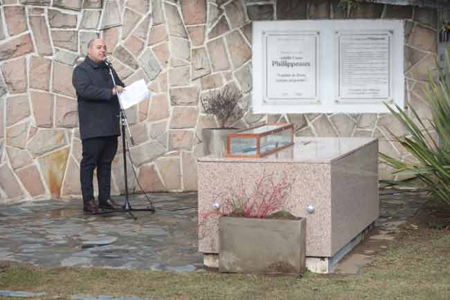 El acto se realizó en el Cementerio Municipal, donde descansan los restos de Philippeaux.