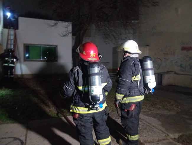 Los servidores públicos en el barrio Malvinas.