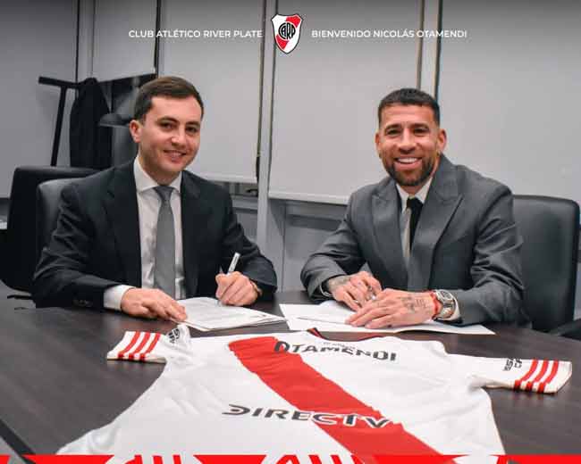 Otamendi firmando su contrato con River junto a Di Carlo.