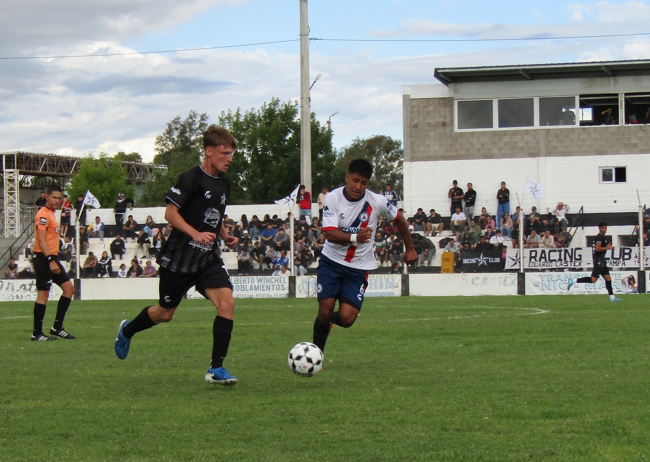 Guzmán y Moyano, en el clásico por el Apertura. Ganó Racing por 1-0.