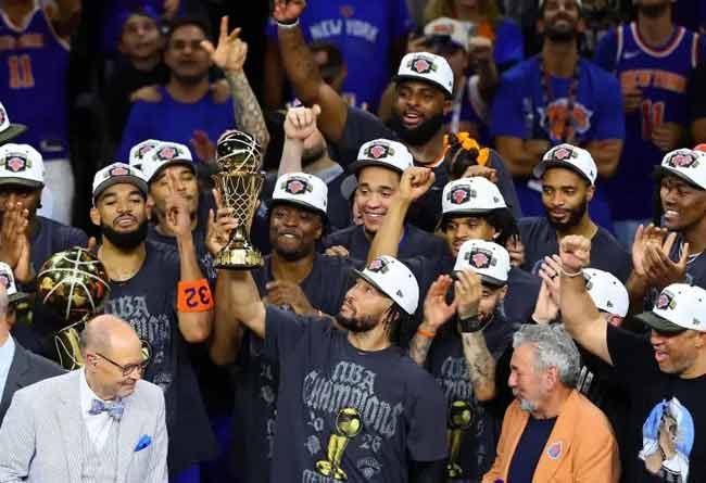 New York Knicks celebrando en el Frost Bank Center de San Antonio.
