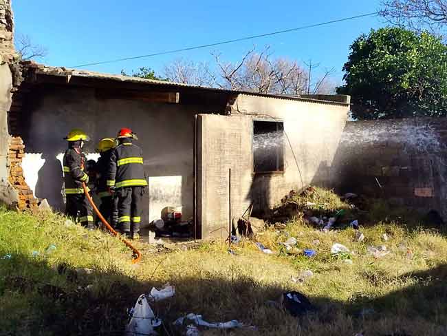 Bomberos trabajaron para sofocar el foco ígneo del interior de la estructura.