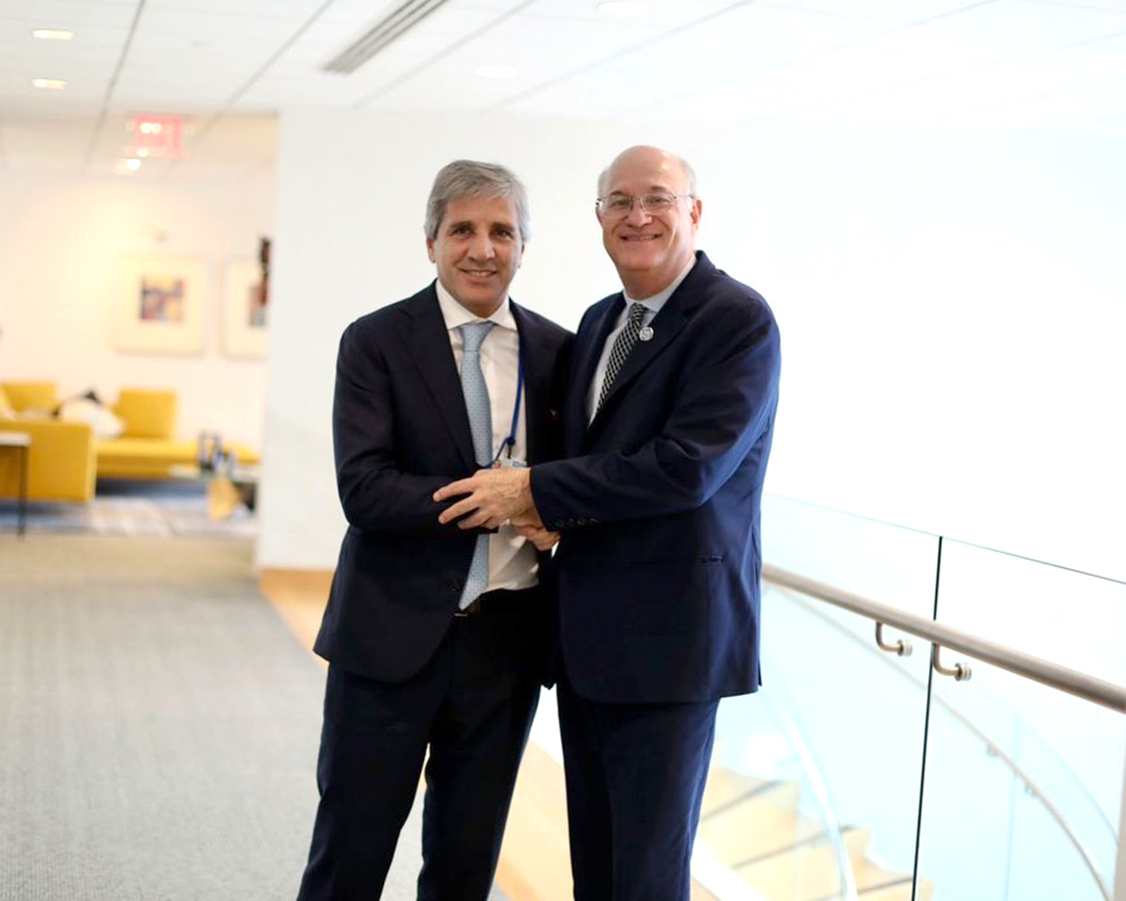 Luis Caputo junto al presidente del BID, Ilan Goldfajn.