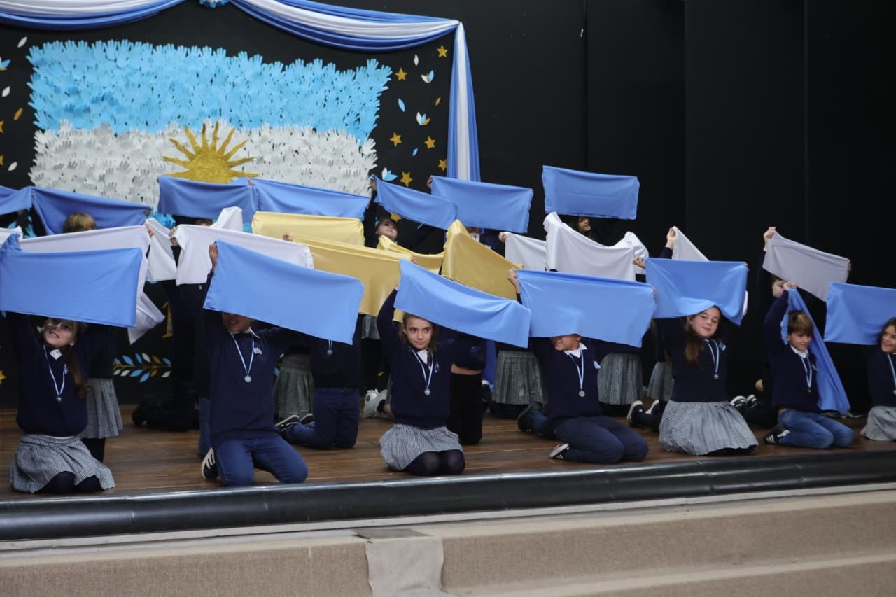 Alumnos realizaron un espectáculo de expresión corporal y danza en alusión a la fecha patria.