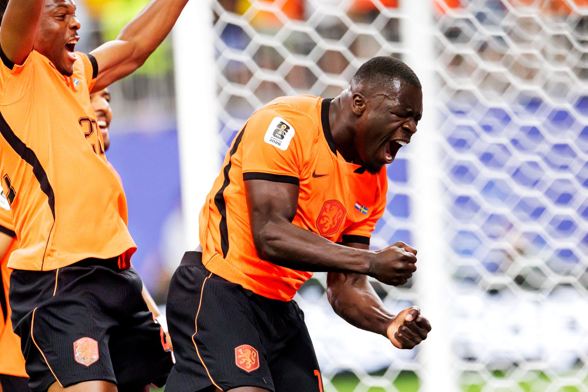 El festejo de Brobbey, luego de su doblete en la goleada ante Suecia.