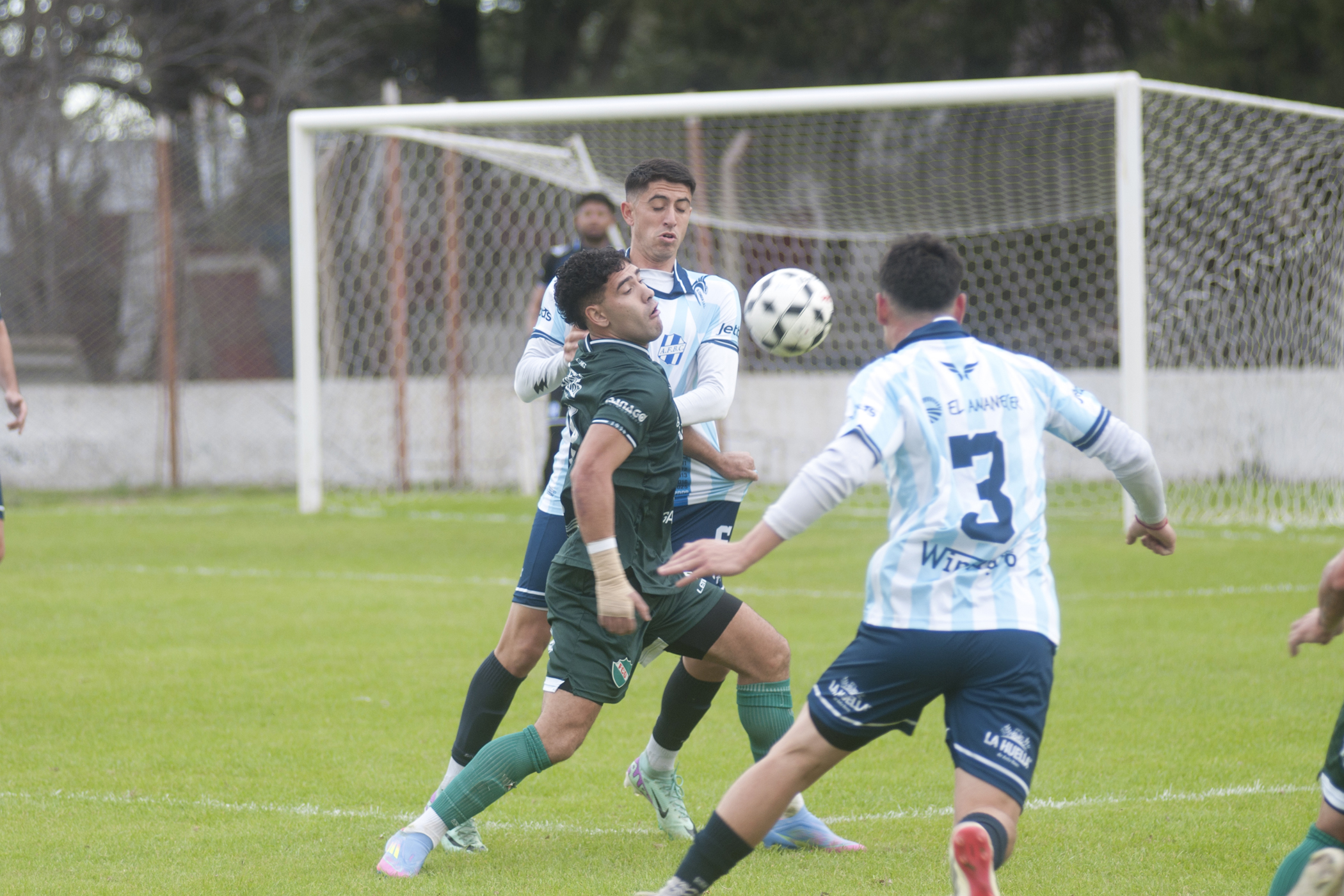 Ferro de Pico y Alvear FBC protagonizaron un partido parejo, con pocas situaciones y mucha intensidad en la mitad de la cancha.