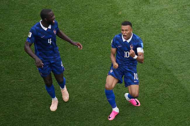 El festejo de Mbappé, autor de dos tantos.