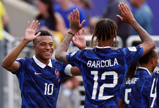 Mbappé convirtió dos golazos.