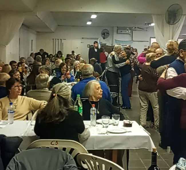 El almuerzo contó con música en vivo y baile.
