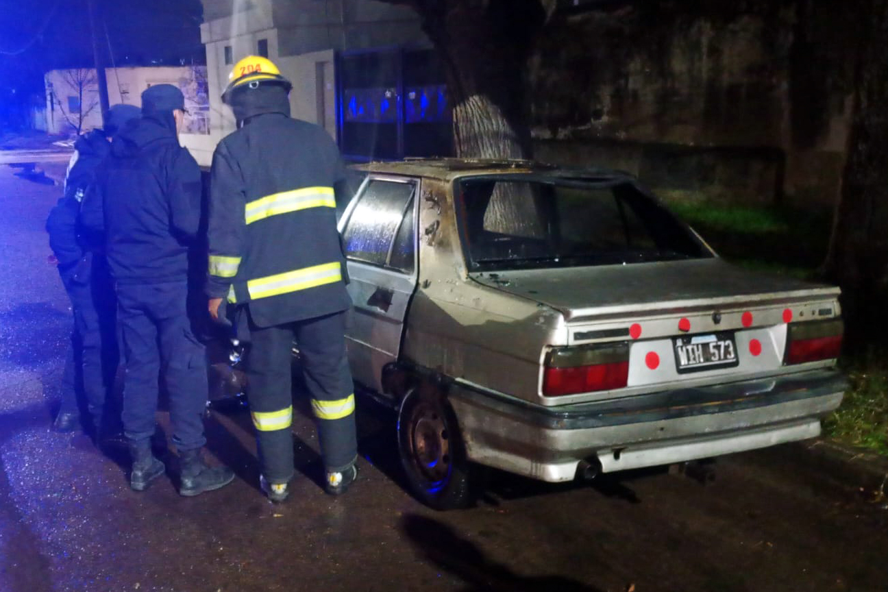 Bomberos y personal policial se hicieron presentes para controlar la situación.