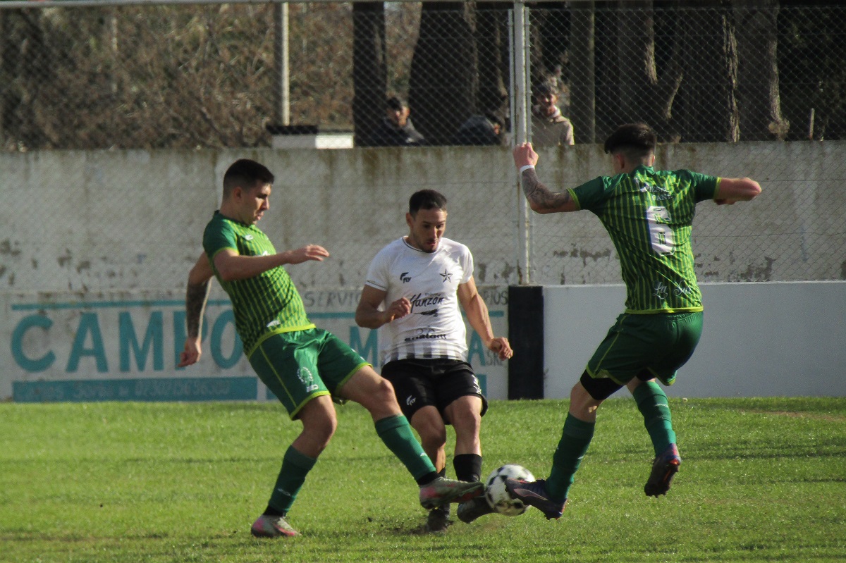 Brian Campo entre dos jugadores de la “Juve”.