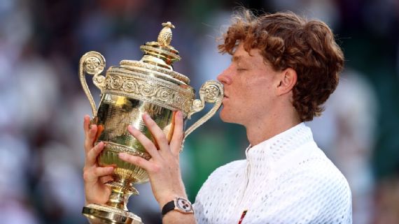 Sinner con su trofeo de campeón de Wimbledon 2026.