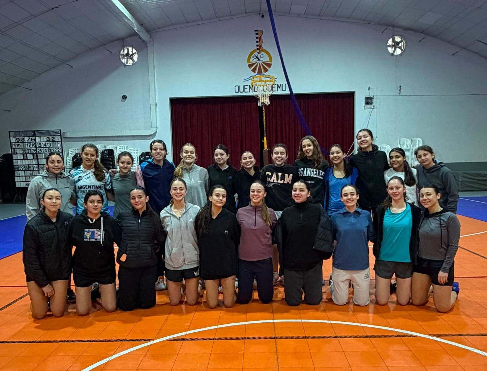 Las jugadoras de Sub 14 y Sub 17, en la última práctica realizada en Quemú Quemú.