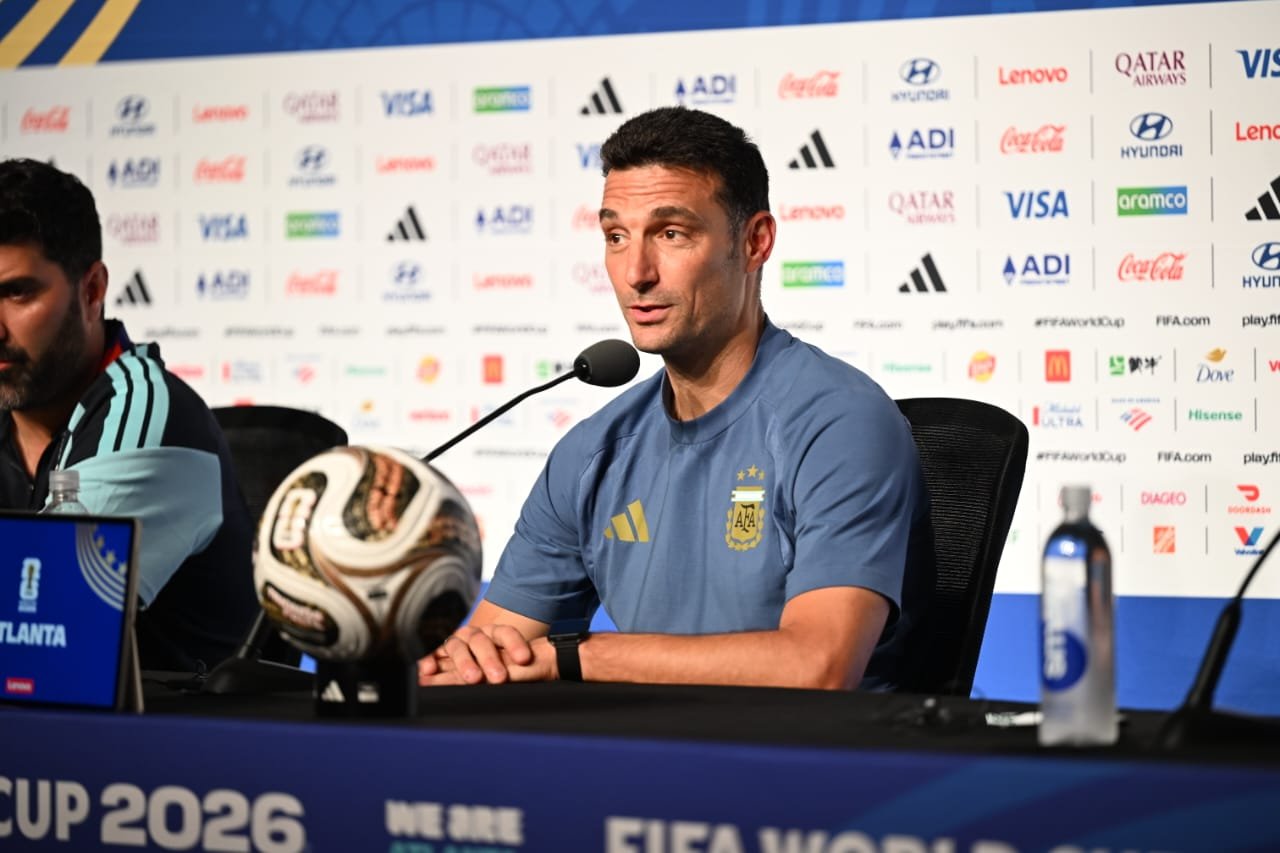 El entrenador argentino destacó la entrega de sus futbolistas tras la agónica victoria sobre los ingleses.