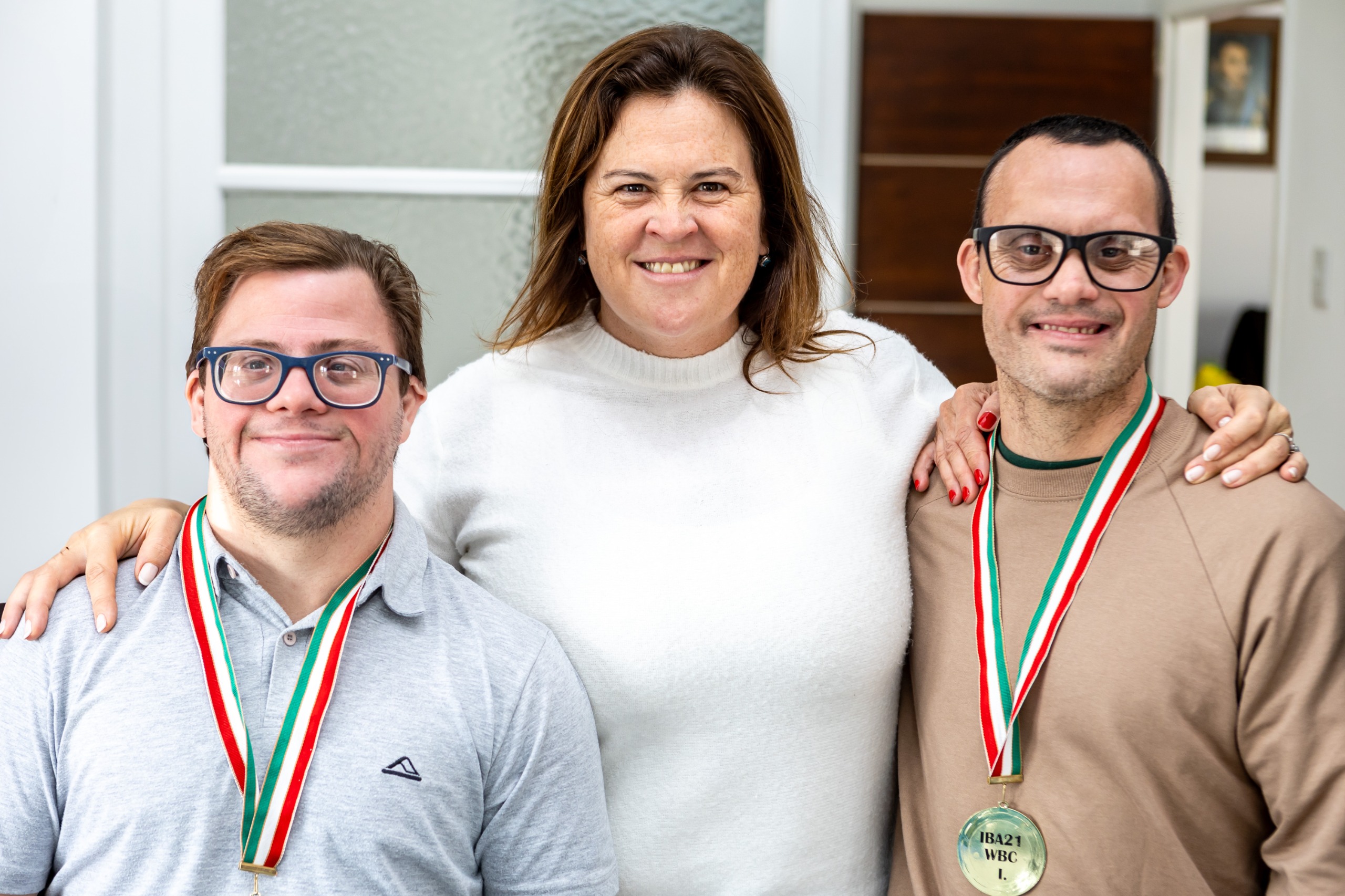Alonso, junto a Mendiara y Roldán, campeones del Mundial de básquet para personas con Síndrome de Down.