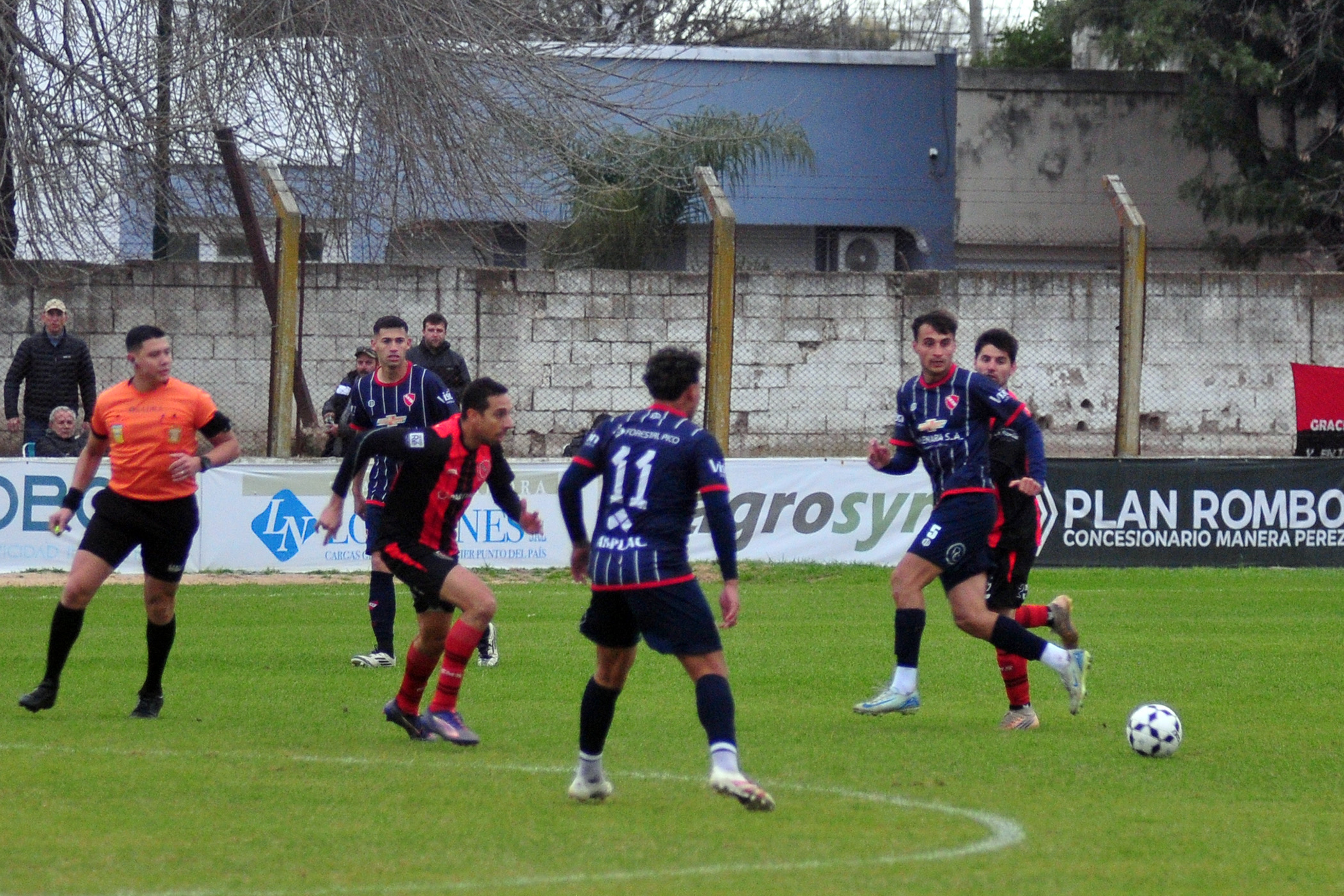 El Rojo de la Avenida se impuso por 3 a 0 en el Roberto Petit de Meurville y alcanzó los 11 puntos en el campeonato.