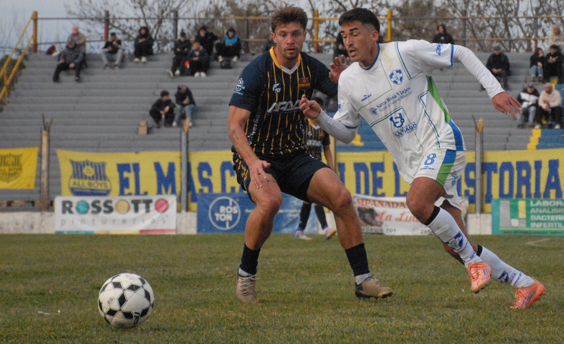 El Auriazul goleó a La Barranca y el Albo eliminó por penales a Winifreda para avanzar a la gran final del torneo.