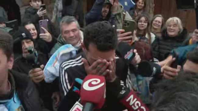 Scaloni y sus lágrimas de emoción a su llegada a Pujato.