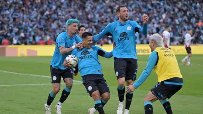 El festejo de los jugadores de Belgrano tras el gol agónico de Uvita Fernández ante River.