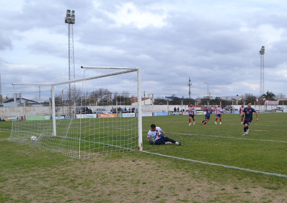 Meynier, de penal, marcó el 1-0 de Independiente en Castex.