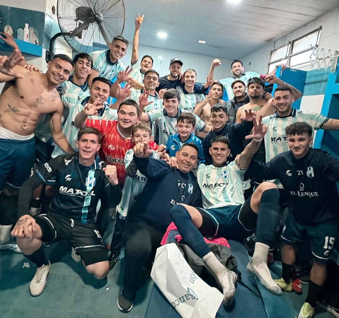 El festejo de los jugadores del Alvear en el vestuario.