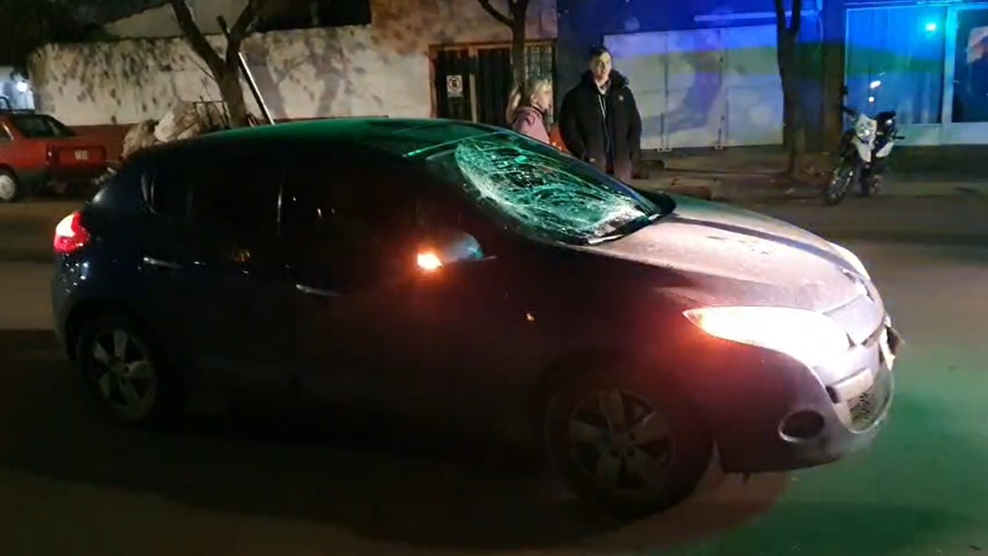 El automóvil quedó con el parabrisas completamente roto.