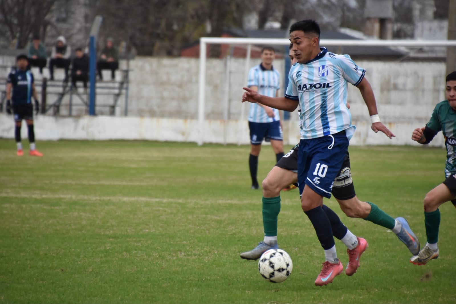 El Azul se impuso en un duelo cambiante y continúa ilusionado.