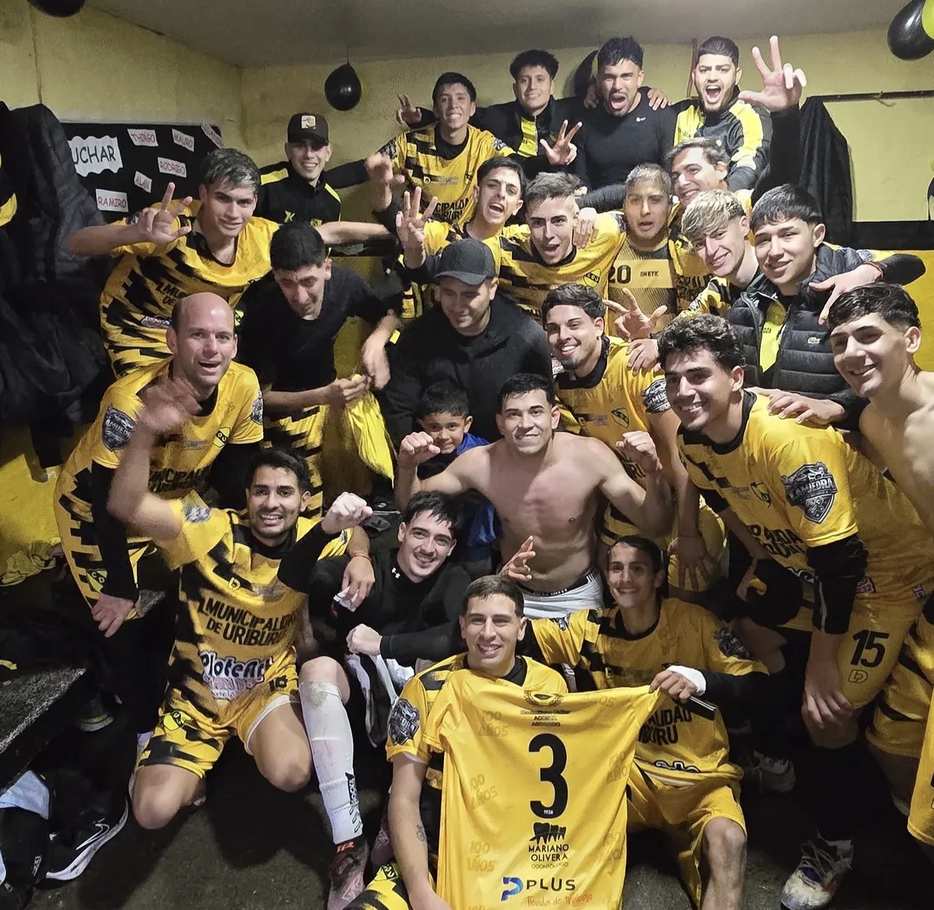 Festejo de Uriburu en el vestuario, luego de la clasificación a la final