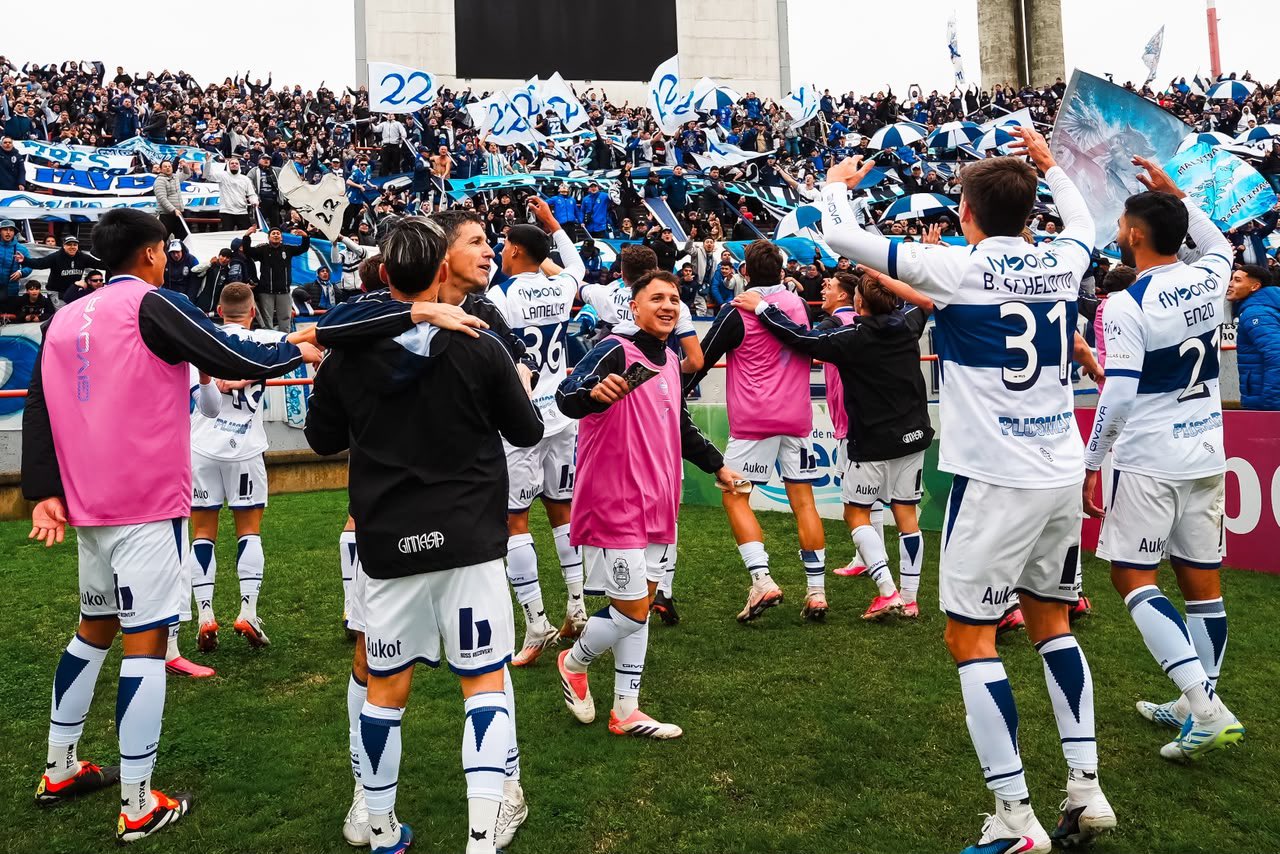 El festejo del Lobo con su gente, luego del triunfo 2-1 en el Minella.