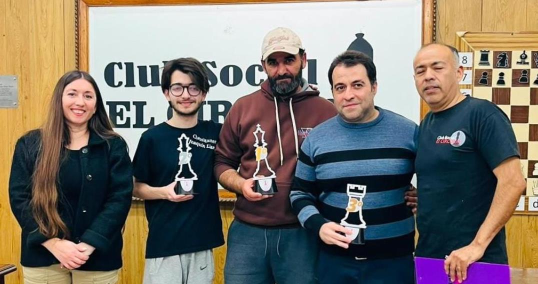 El podio del certamen, rodeado por la presidenta de El Círculo, Rocío Olguín, y el juez del torneo, Nelson Flores.