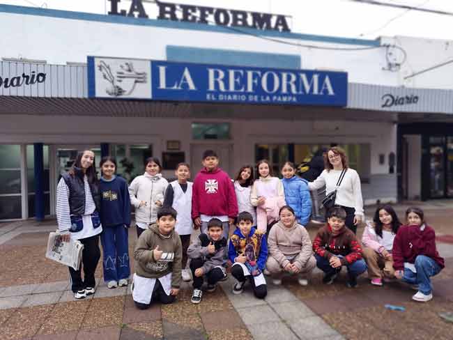 La delegación escolar en el frente del edificio “reformero”.