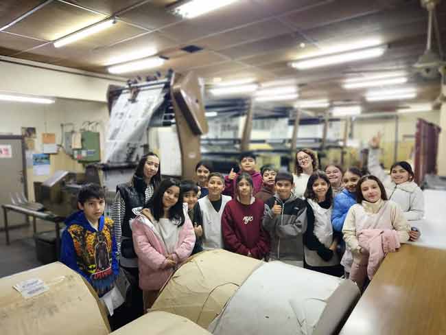 Alumnos y docentes en el taller de impresión.