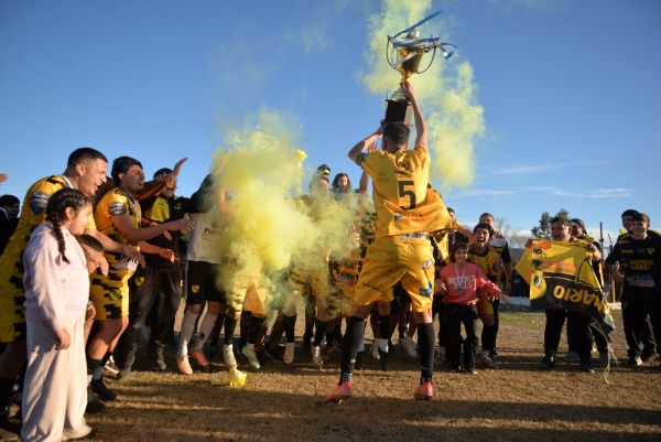 El “Canario” coronado. El año que viene jugará en la A de la Liga Cultural de Fútbol.