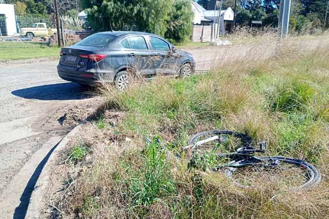 La bicicleta y el automóvil Fiat Cronos involucrados en uno de los choques.