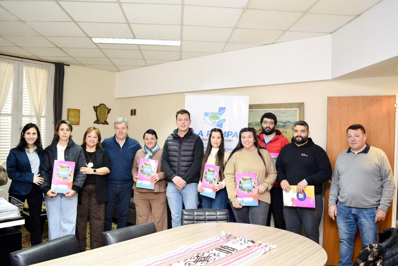 Beneficiarios y funcionarios, durante el acto.