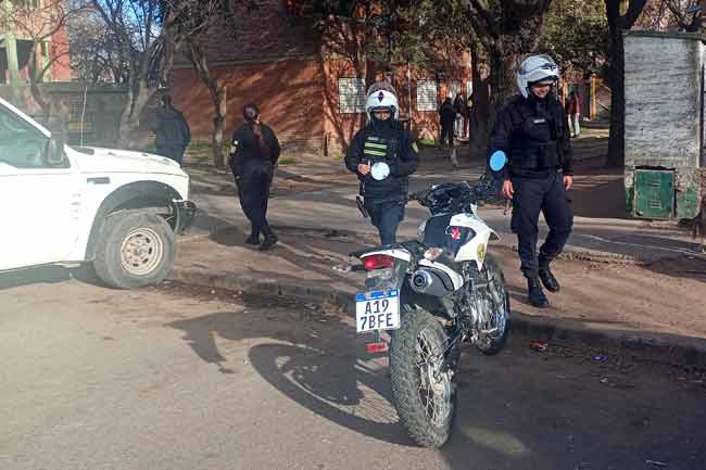 Personal policial retirándose del barrio Malvinas.