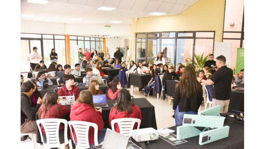Más de 50 jóvenes se capacitaron en Inteligencia Artificial y habilidades del futuro.