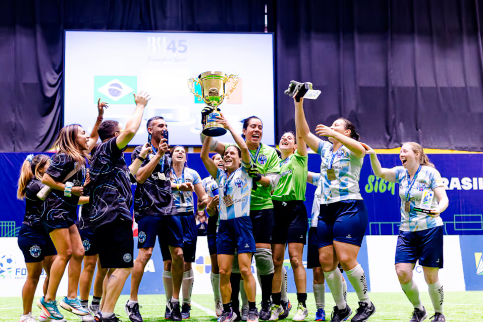 Guillermina Corrales y Las Murciélagas celebraron un nuevo título internacional.