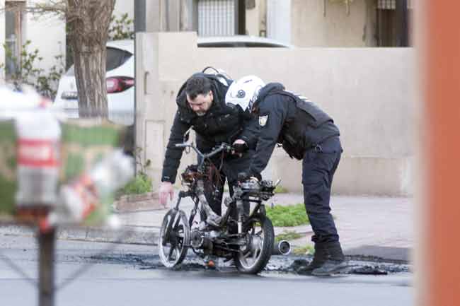 Personal policial y de Bomberos, junto al rodado siniestrado.