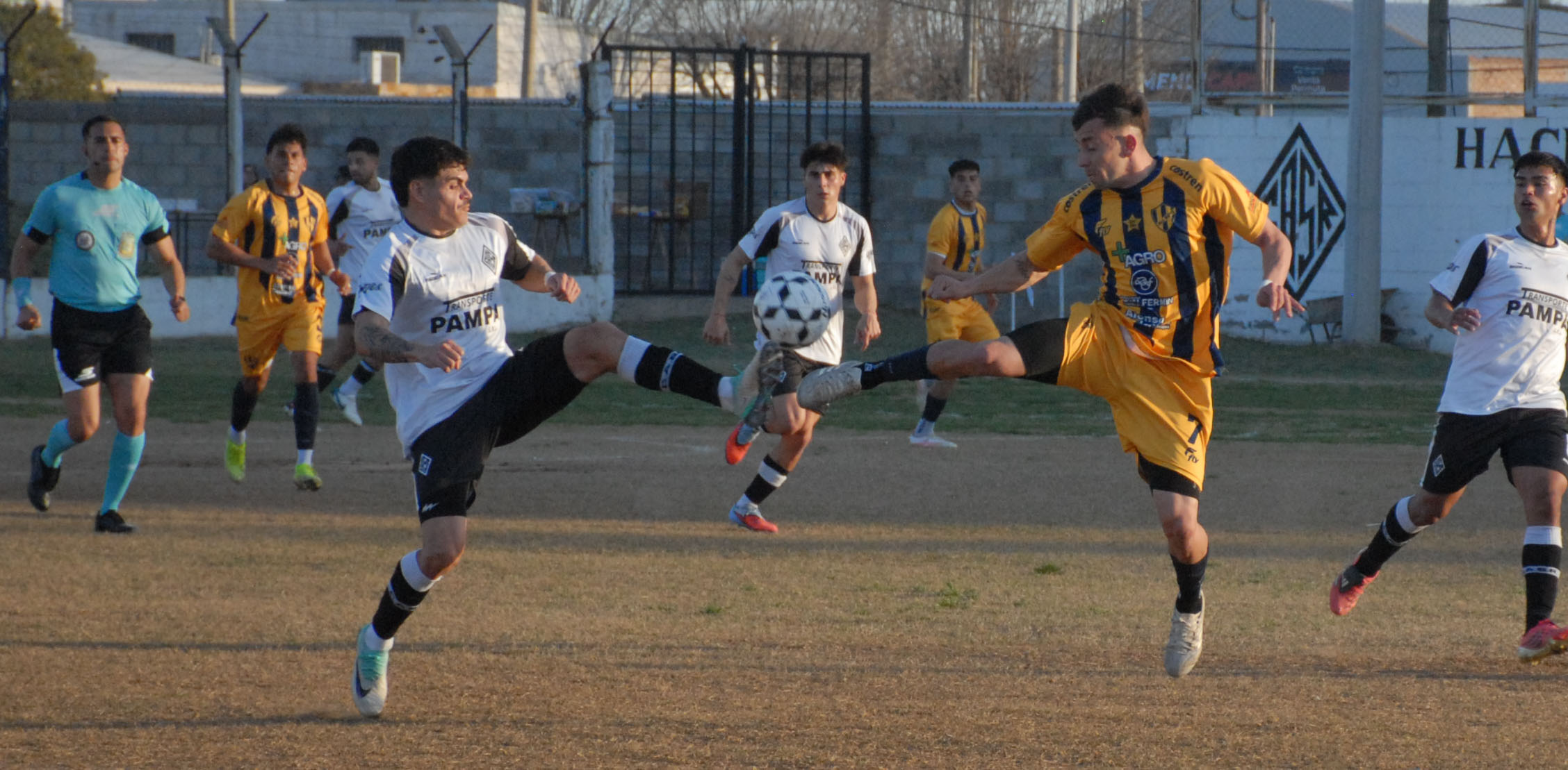 Atlético Santa Rosa le ganó al puntero y sumó su primera victoria.