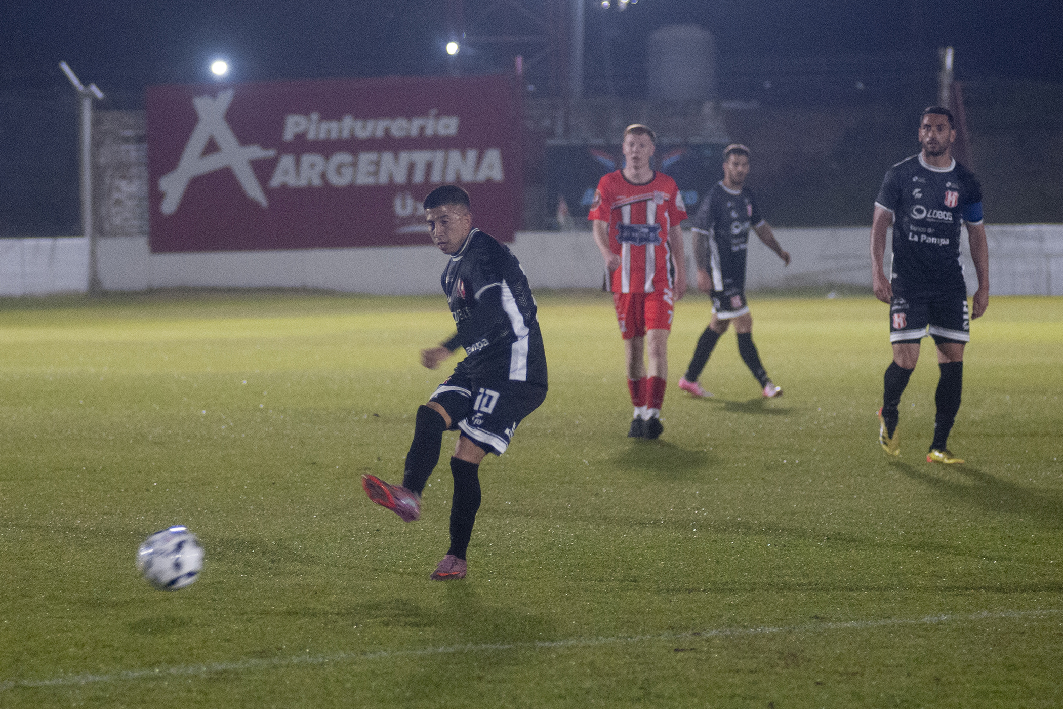Lautaro Ibarra, autor del gol del triunfo albirrojo.