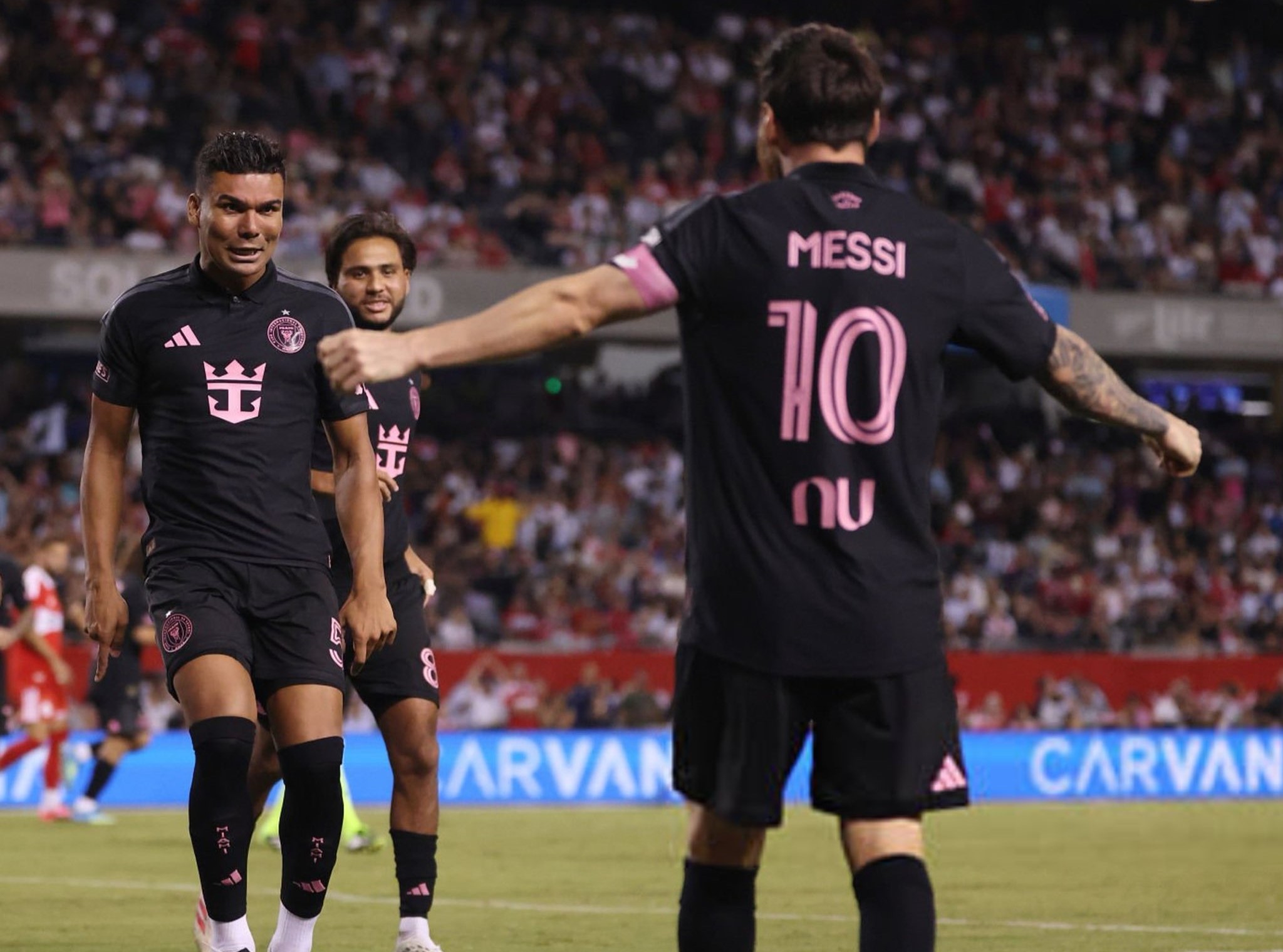 El festejo del gol entre Casemiro y Messi.