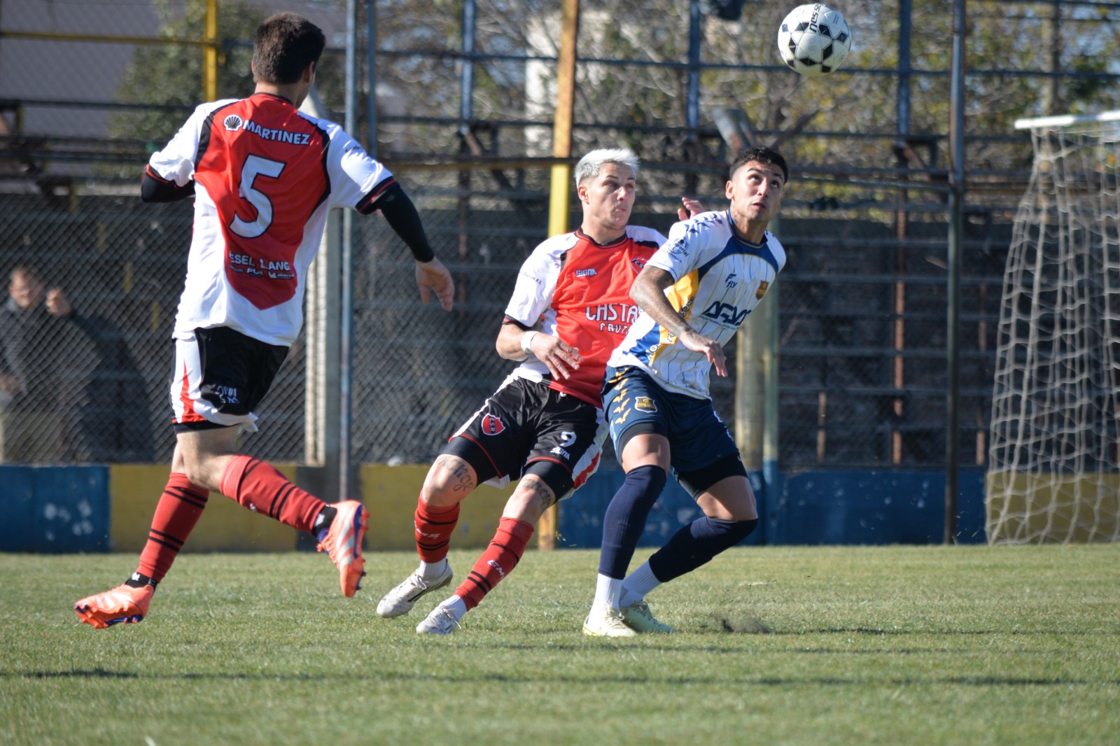 Debliger y Ramírez pelean por la pelota. El delantero fue clave en los goles de Sportivo.