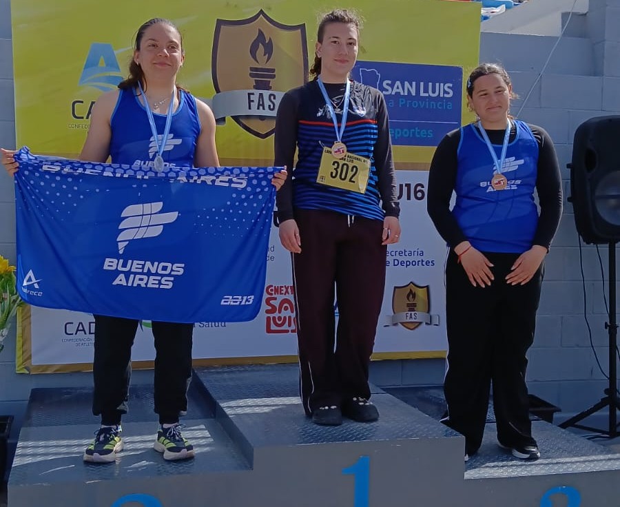 Yoseline Miranda Yeger en el centro del podio, luego de su oro en disco.
