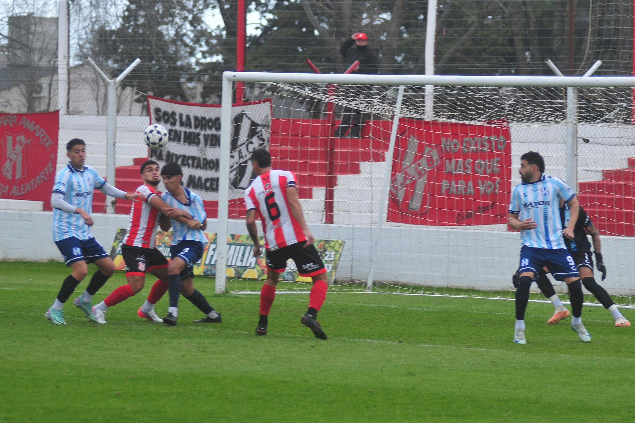 Desde las 14, Costa Brava enfrenta a Alvear Football Club.