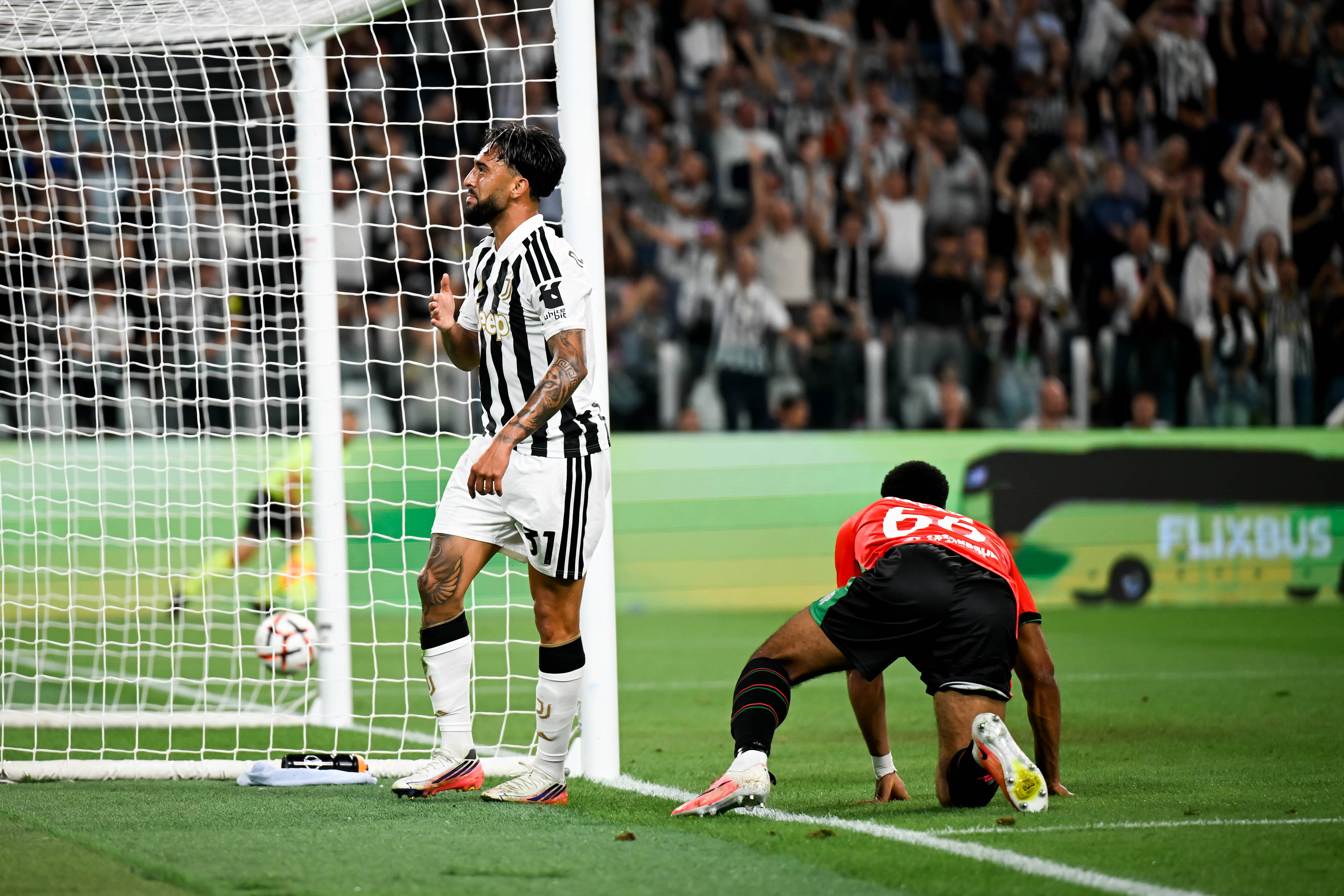 Nicolás González celebra su gol en el debut de Juventus en la Europa League.